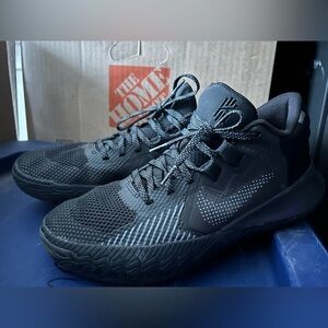Nike Kyrie Flytrap V men’s sneakers size 8